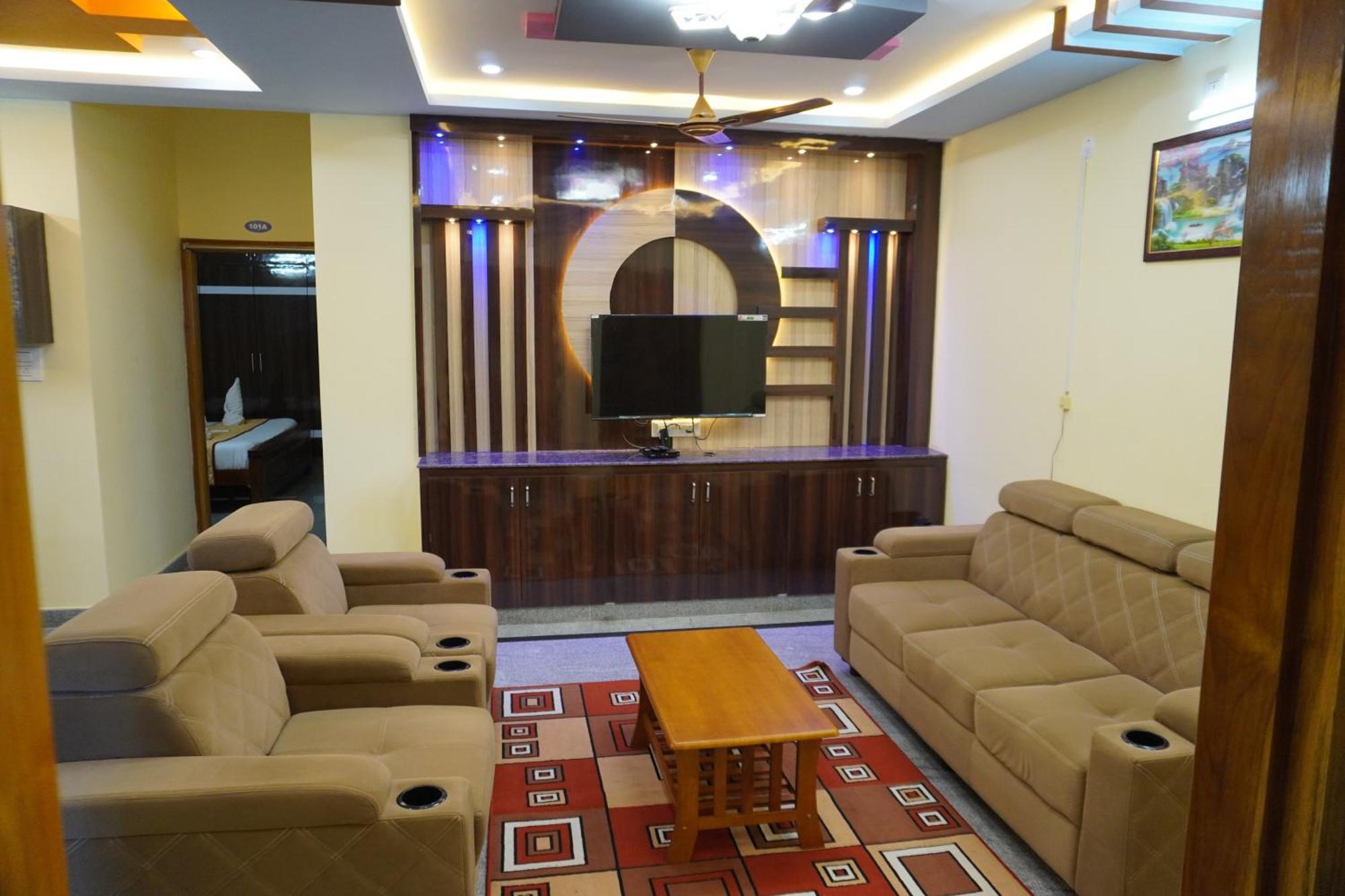 Tirumala Premium Home Stay ตีรูปาติ ภายนอก รูปภาพ