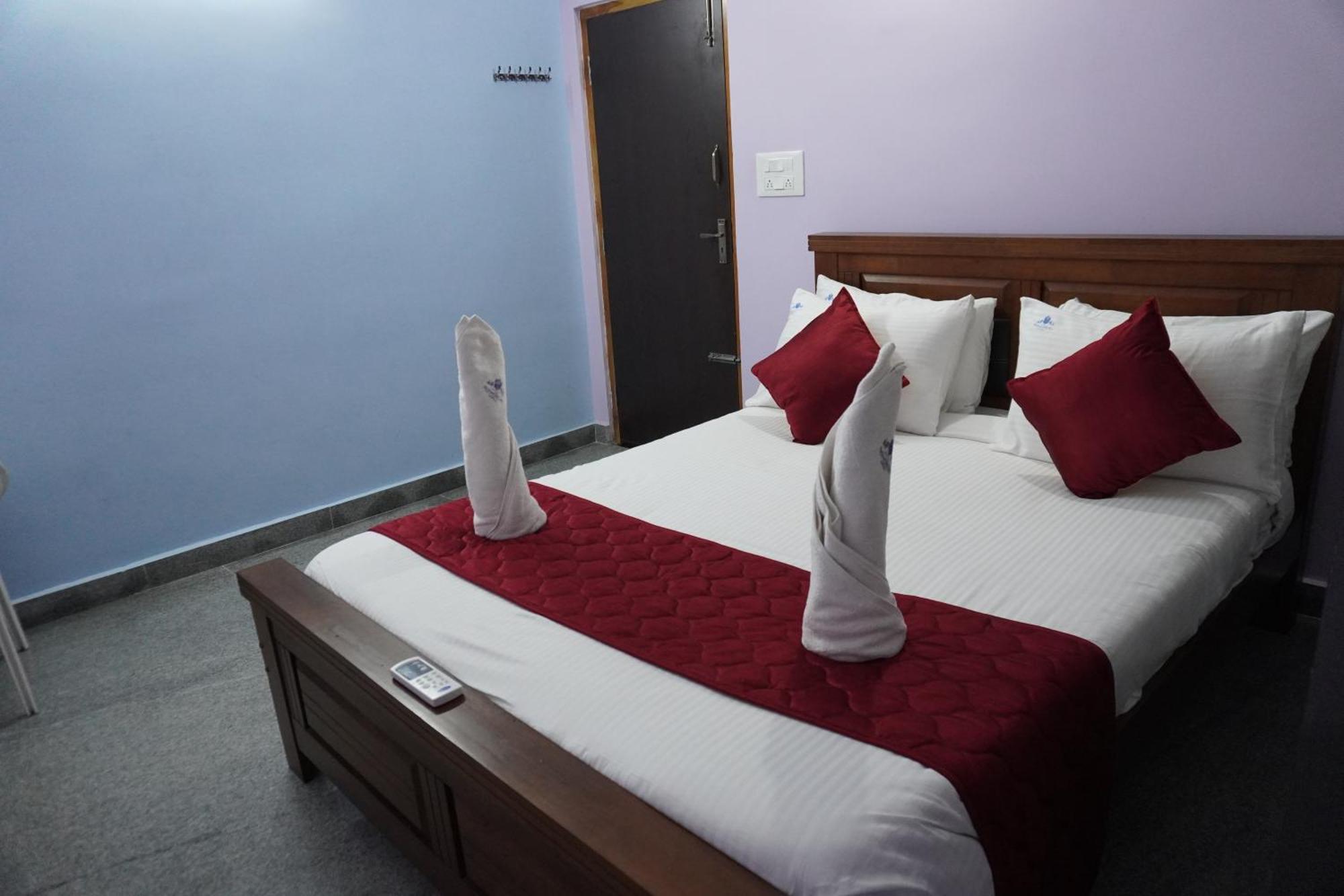 Tirumala Premium Home Stay ตีรูปาติ ภายนอก รูปภาพ
