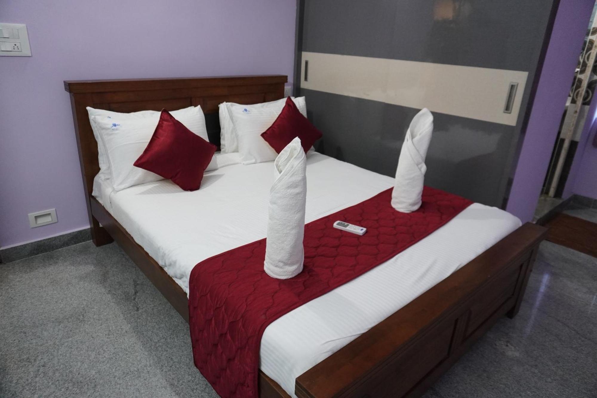 Tirumala Premium Home Stay ตีรูปาติ ภายนอก รูปภาพ