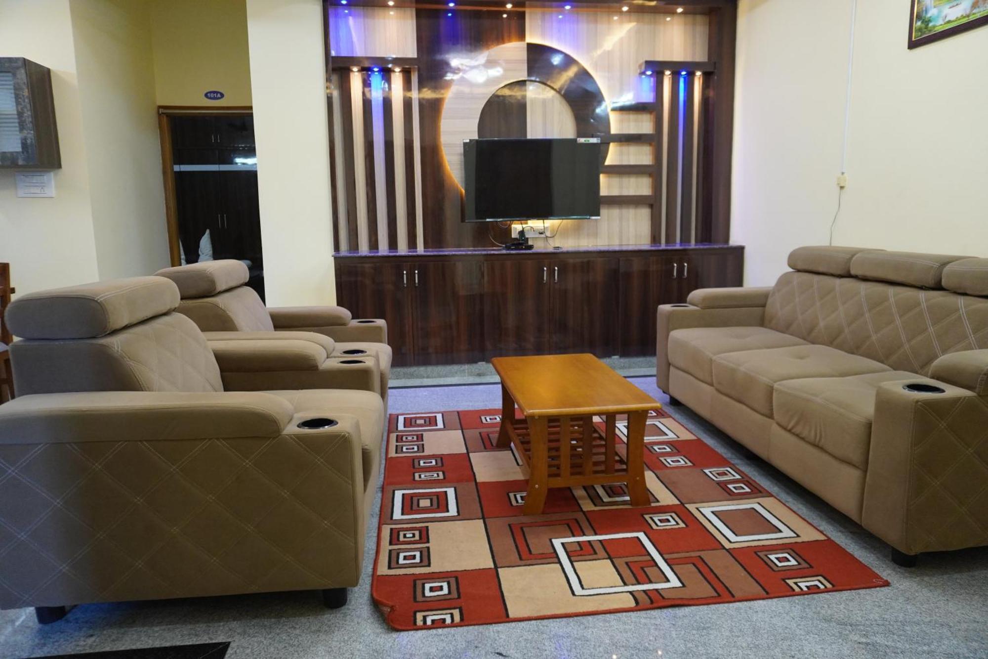 Tirumala Premium Home Stay ตีรูปาติ ภายนอก รูปภาพ