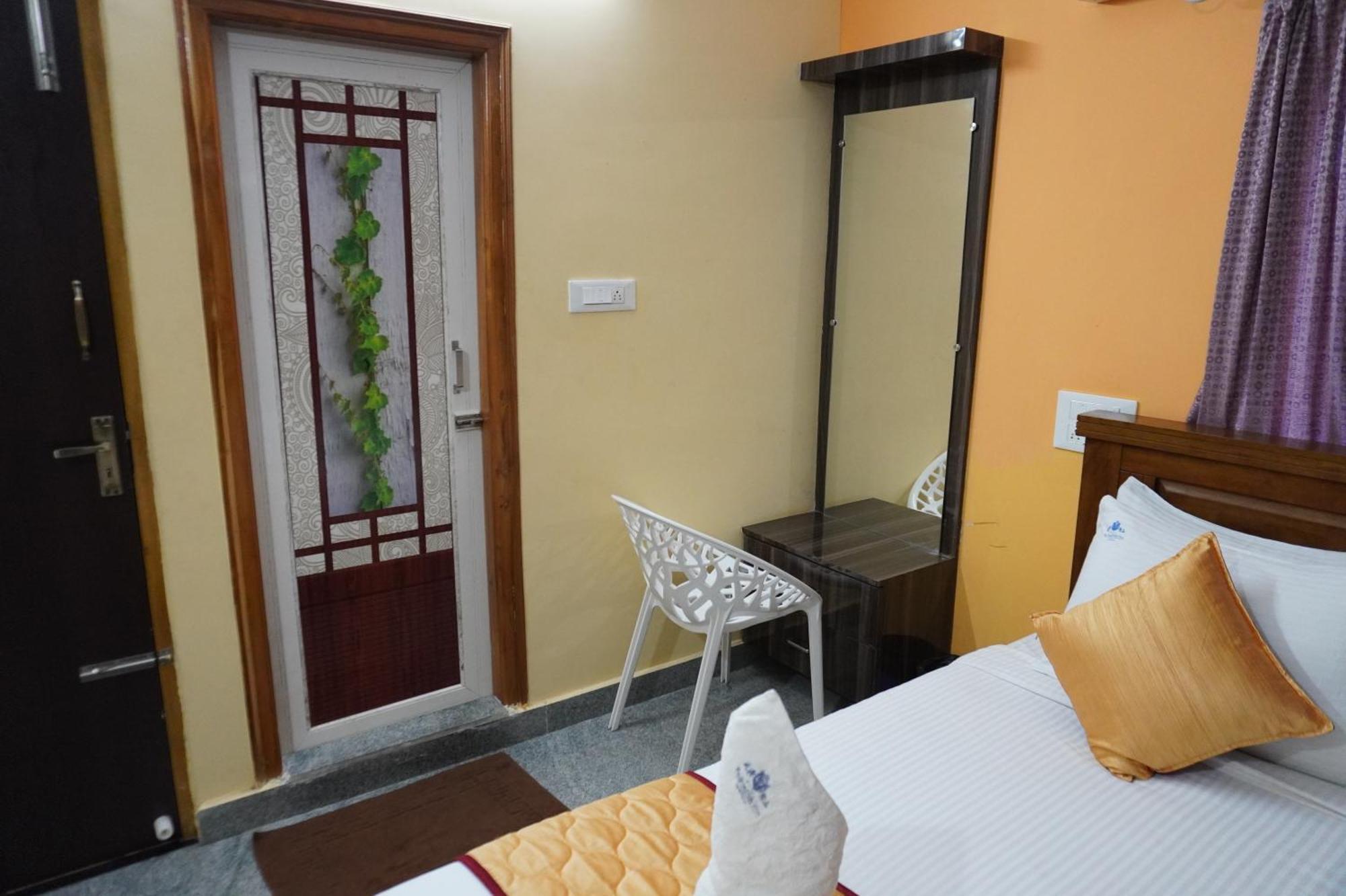 Tirumala Premium Home Stay ตีรูปาติ ภายนอก รูปภาพ
